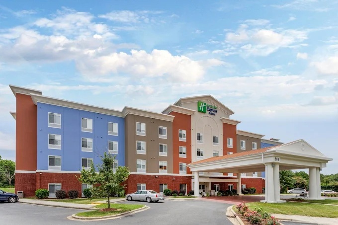 Holiday Inn Express & Suites Charlotte- Arrowood by IHG